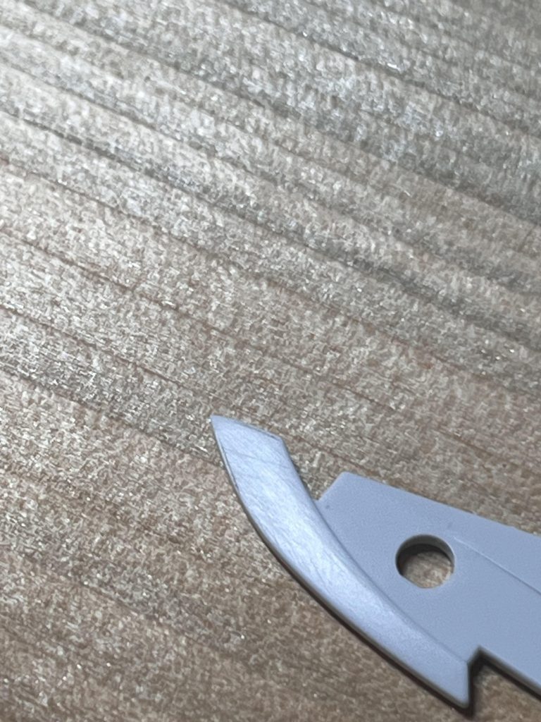 分かりずらいですが、アロンダイトの先端は尖らせています。