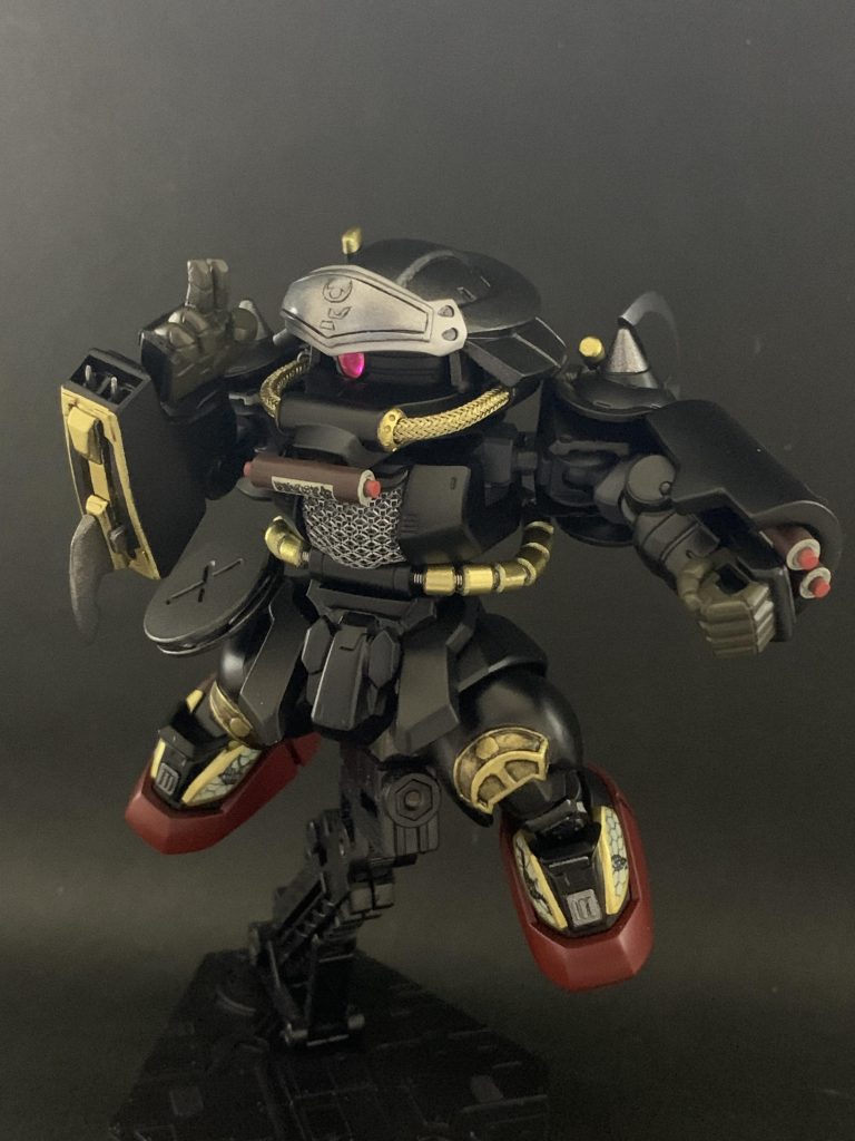 忍者なので忍術を使うだろうと想像し、印結びの手を自作。それと巻物を口に咥えられるようにしています。