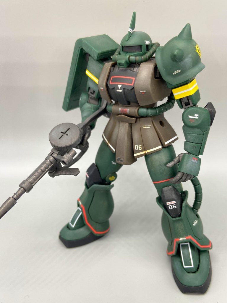 一旦このくらいまでウェザリングマスターでハイライトを入れてから、リアルタッチマーカーのブラウンでぼかしつつ、ウェザリングマスター落としつつ、いい塩梅のところで缶のスモークグレーをブシャーです✨