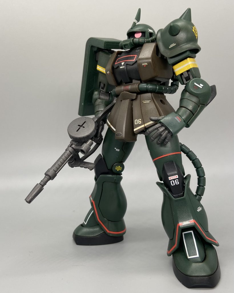 HGなのにデカールもついててとても良いです。成型色活かしでグラデ塗装風にできねぇかなとチャレンジしてみてます。フロントスカートあたりはいい感じです。部分的に良く仕上がると、全体もそういうイメージに補正されるのです。笑