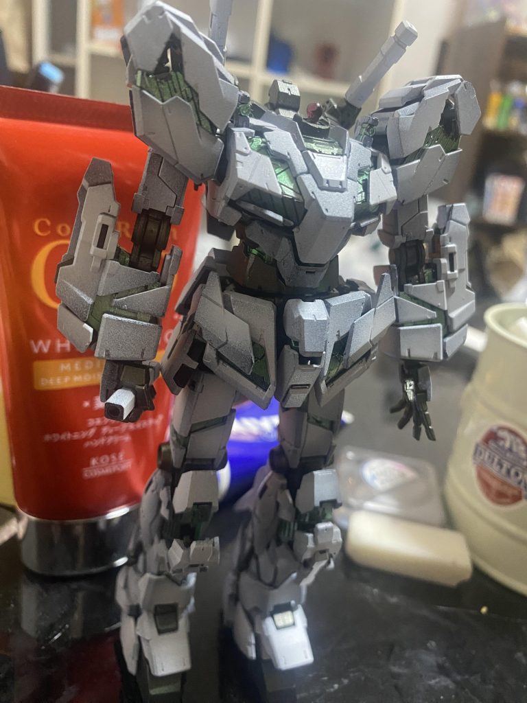 見にくいですがサイコフレームパーツもグラデーション塗装しました。