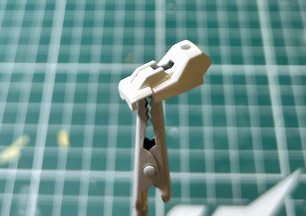 左の肘にネオジムとパテを仕込み、ライフルを保持してます。