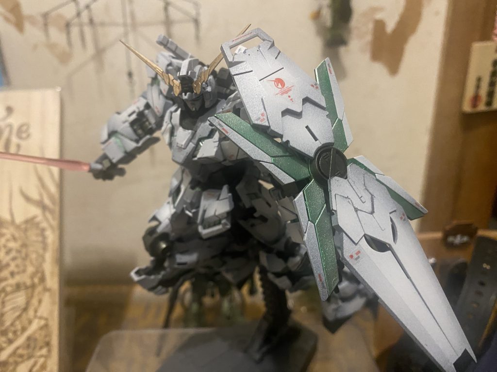 元々赤いクリアパーツでしたが、覚醒verにしたかったのでクリアパーツも塗装しました(サフ→スターブライトシルバー→クリアグリーン)。フレームも見る角度によって緑色に見えたら良いなと思いガンメタル少量にクリアグリーンを混ぜたものを塗装しました。グラデーション塗装にも初挑戦しましたが、一勝二敗のペースで失敗パーツもあれば上手くできたなぁと自画自賛する事もありながらでした。