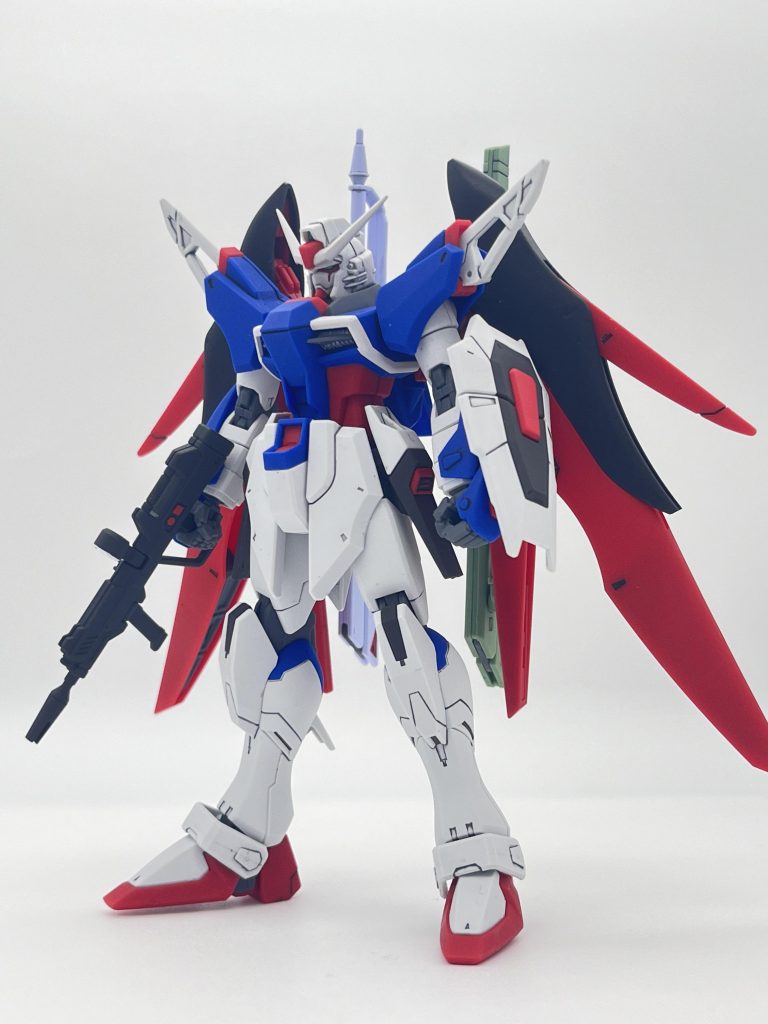 前面。公開初日に見て自分の頭に焼き付いている「白いデスティニー」を具現化しました。シールドや手甲のイエローも浮いている感じがしたので水性ホビーカラー ソードインパルスレッドで塗装して統一感を出しました。