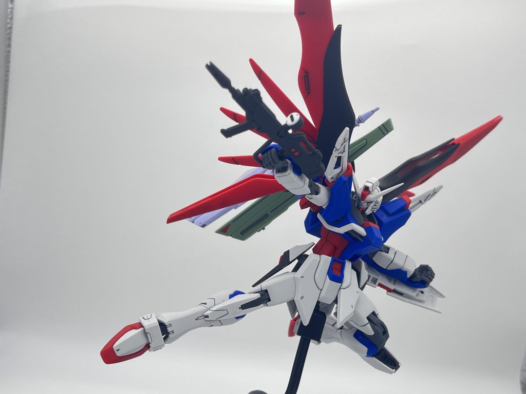 ポージング!わかりずらいですが翼の黒はMr.カラー ブラックで塗って成型色のものより深い黒にしています。ライフルもMr.カラー ジャーマングレーで塗ってます。