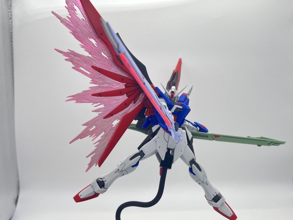 アロンダイトを構えて。光の翼エフェクトはトランザムホロレッドで塗装。