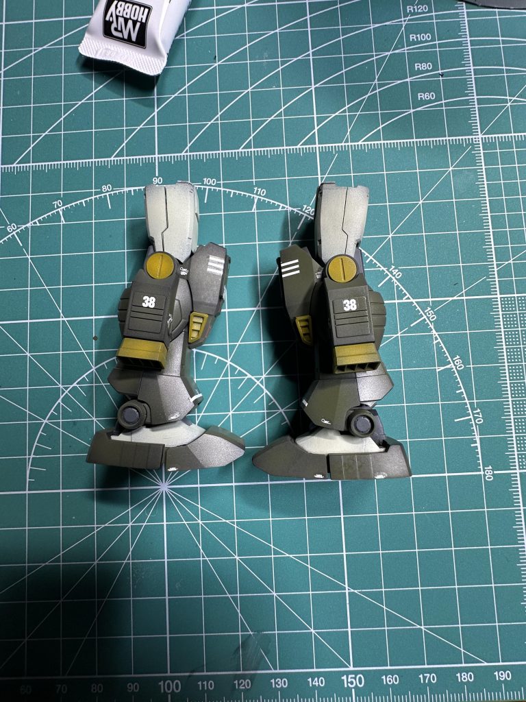 人間でいうスネのあたりに位置する追加アーマーも境界線のエッジが緩く納得できなかったのでエッジを立てました。