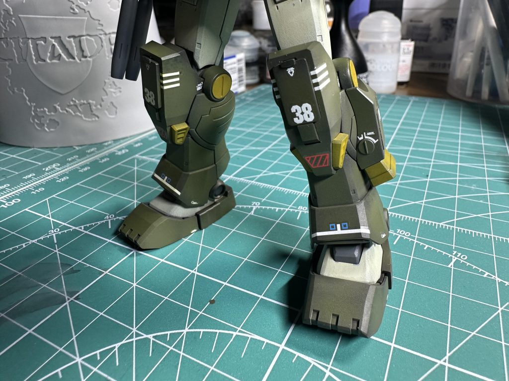 今回1番変わった部分です。この膝の追加アーマーは本来丸みを帯びてるのですが気に入らなかったかつ、他の方の作品と違いを出したくてヤスリがけでデザインを変更しました。これによりちょっとは味が出たんじゃないかって期待してます。