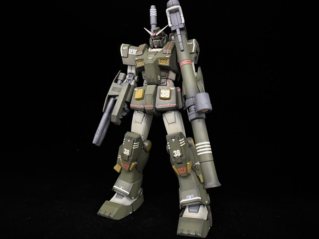 写真では分かりづらいので簡単にご説明します。、今回塗装を行った後、全体的に色合いが冷たく暗いような感じがしたのでシタデルカラー  YRIEL YELLOWと水性ウェザリングペイントのウォッシュアンバーを混ぜたカラーで軽くフィルタリングをしました。結果色味が若干暖かくなったと感じてます。自分がそう思ってるだけです。シタデルカラー とウェザリングペイントを使用した理由は組み上げ中にパーツにヒビが入り、通常のフィルターリキッドを使うと最悪割れると思ったので水性塗料を使いました。