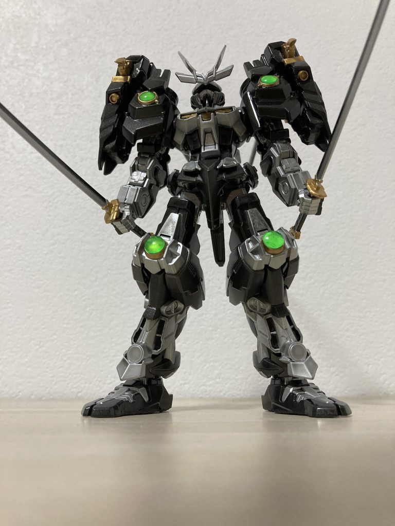 リアルな戦国武将のような配色にしたかったのでフレームはシルバーに