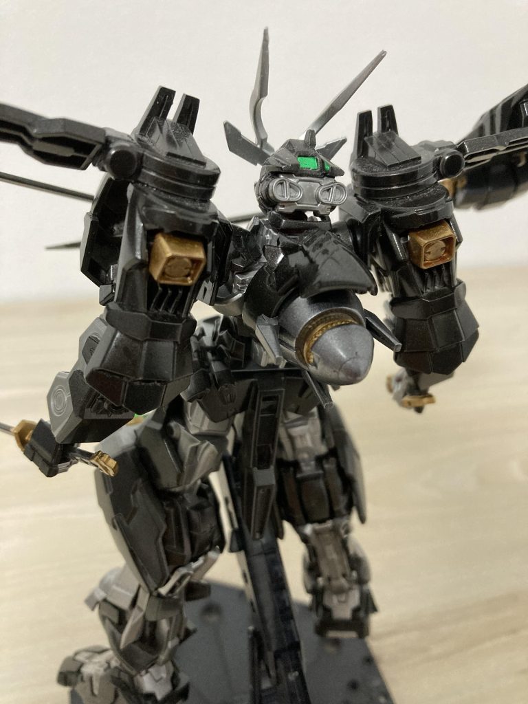 エクシアダークマターの余剰パーツの開放状態のGNドライブを装備。アストレイのスネ部分のパーツをGNスラスターっぽく配置