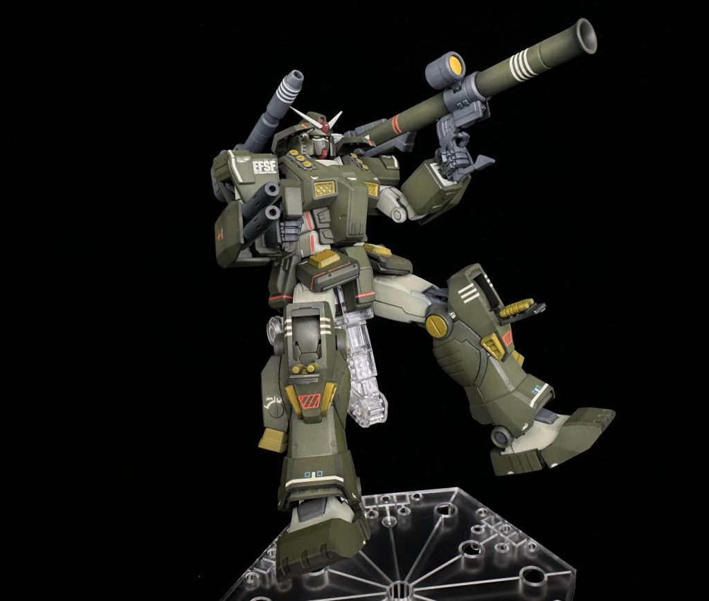 ROBOT魂か何かのフィギュアではハイパーバズーカを持っていたので持たせました。何気に1番お気に入りの部分です。