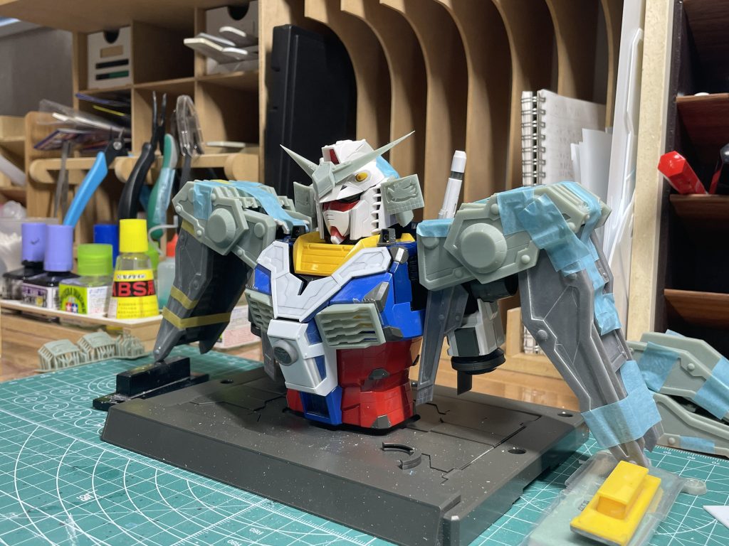 塗装前の状態です。ベースキットのプロポーションは横浜の動くガンダムと同じなため肩の鎧で横幅が増すと全体的に平べったくなってしまうため、5mmほど胸を張り出して見ました。それに合わせてダクトの形状も変更しました。