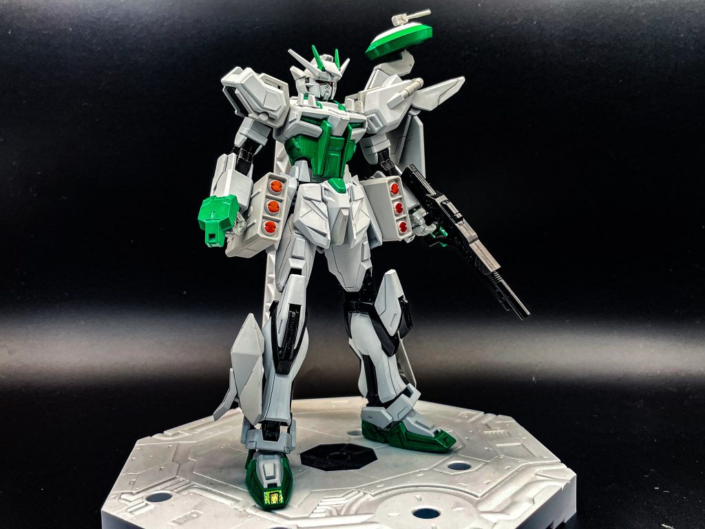 ストライク本体にEXスカイグラスパーに付属していたパーツを肩にレドームと合わせて装着しました。カラーは白を主体として明るいグリーンとフレームをブラックにして見ました。