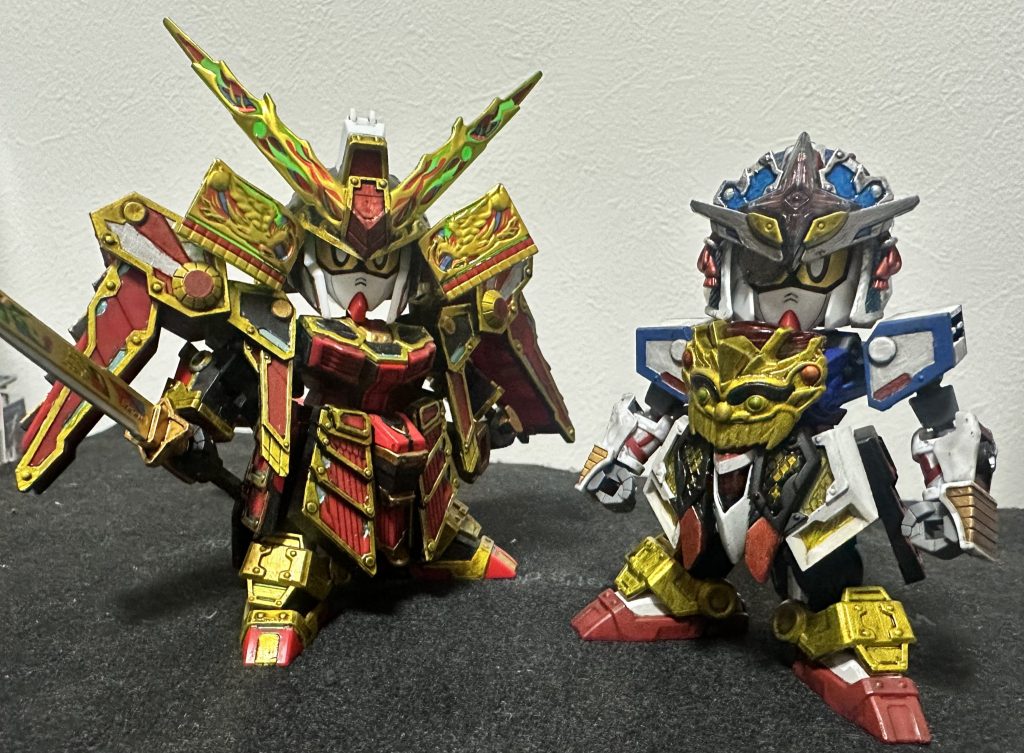 兄貴(?)とちなみに胸当ての輝羅鋼は別のところに使うことになったので接続部分は切り取ってます作成中の記事には答え書いてますけどねw可動に関しては良くも悪くもSDW素体準拠大股びらきはできるけど前に足を突き出すのは苦手、ここなんとかならんかなぁ、とは思いつつ、SD体型で膝動いてもまぁこんなもんか、とも思ったりとは言いつつ、ちょっと気になったのが肘。二の腕と腕がCジョイント接続のためか完全に真っ直ぐにできないのがちょっと惜しいかな、と。あと個体差かもだけど、武者頑駄無と比べて肘関節が緩い感じがしました