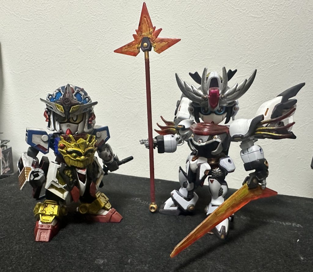 前に作ったクノイチとツーショットスカートパーツの関係で隠密は下半身がズッシリしてる感じに見えますが、個人的にはこのくらいのバランスが好みですもちろん、ビームクナイブレードは隠密には装備できません……柄の形状が、ねぇ