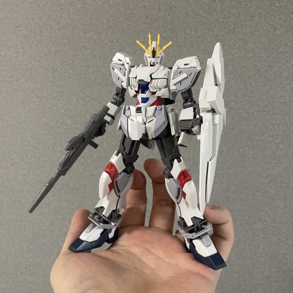 ビルドコンのラーガンダムが完成したので、次はHGUCのナラティブガンダムを作っていこうという事で、まずは仮組みしてみました。ナラティブガンダムは、めっちゃカッコいいと思ったMSなので、4月に発売するMGも作りたいなぁとは思いますが、とりあえずはHGUCの方で、基本的な工作をしつつ、全塗装で仕上げていこうと思っています。そのままでも十分カッコいいので、何をどうするかは決めかねていますが、ちょこっと触るぐらいでいいかなーと。サイコフレームも塗装しようと思っているので、一旦装着せず、ランナーのまま放置！という事でやっていきまーす。3/7一旦全体的にスジボリによるモールドの追加をして、捨てサフ吹きました。やり過ぎもあれなので、この辺でペーパー掛けかなぁと思っています。（1枚目）