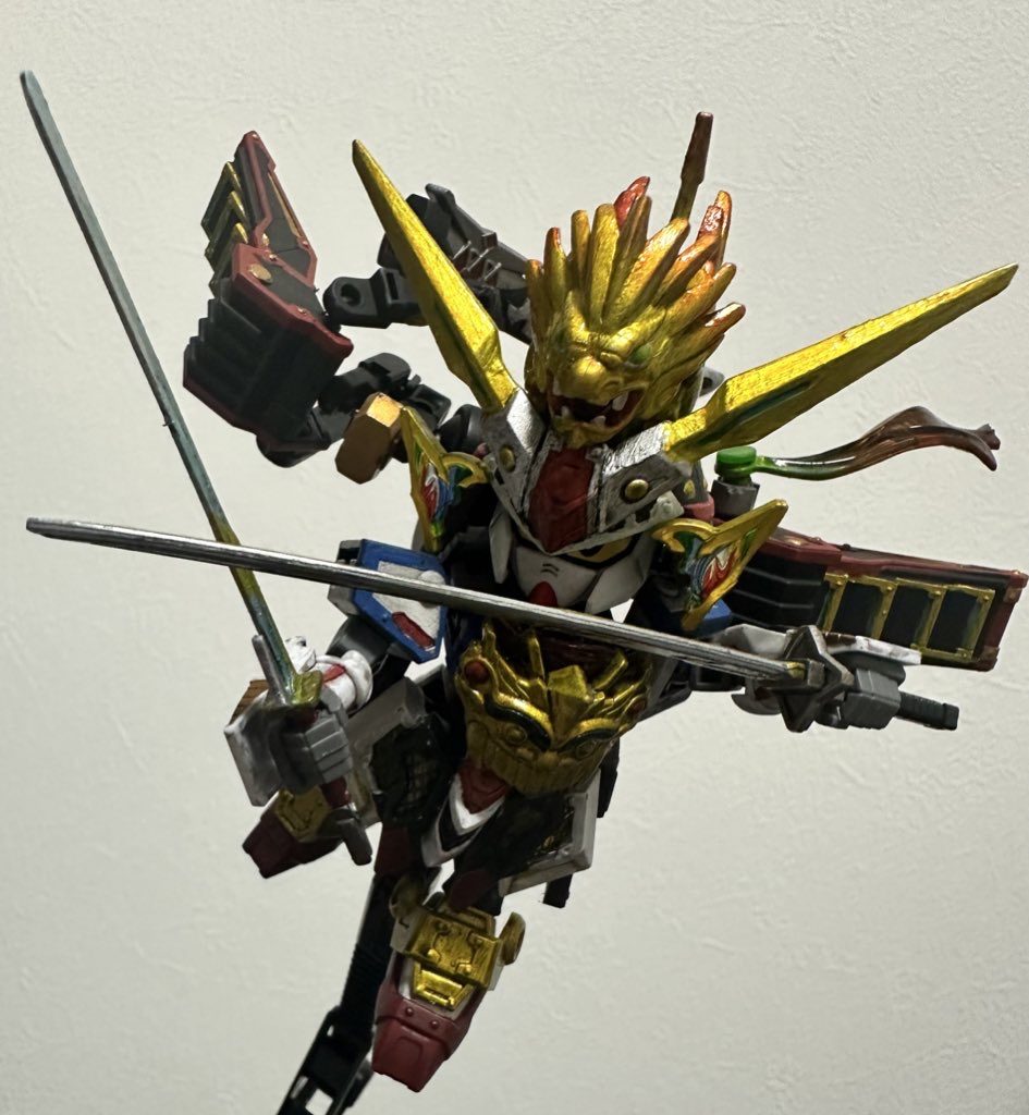 天動奥義「獅子の牙!」御羅装留の肩鎧を後方に向けて全てのスラスターで全力突撃し、二連撃で切り裂く農丸頑駄無の天動奥義であるという感じで突撃形態当初は隠密形態の際にフライトユニットに変形するって考えていたんですが、改造していくうちにエアリアル感が消えていったので天動奥義発動形態ってことにしましたwビルダーズパーツがどこにも売っていなくて、肩アーマー裏にスラスターつけたかったんですが、とりあえずみたて変形とさせていただきました技名はモチーフが共通の某キャプテンから拝借ですw