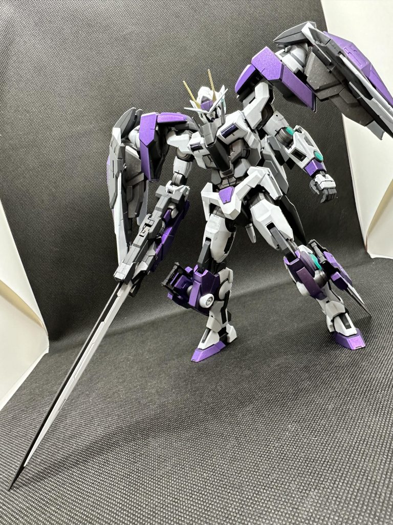 ダブルオーライザー形態今回はオリジナルカラーとちょっとだけ武装類を追加してみました!まぁ武装追加と言っても膝のGNカタールを追加しただけなんですが...このGNカタールのためだけに6000円はたいてダブルオーガンダムセブンソード/Gを購入するという暴挙に出ましたw散財も甚だしいw