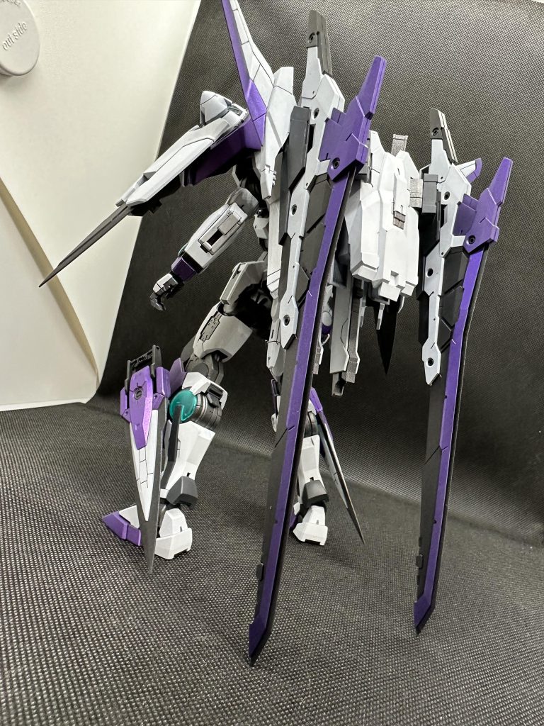 ザンダブルオーガンダム形態GNバスターソードは組み付けのタイミングで落っことして切っ先が欠けたりパーツが割れたりと散々でしたがどうにか完成w重たすぎて保持できないのでたぶん持たせませんw