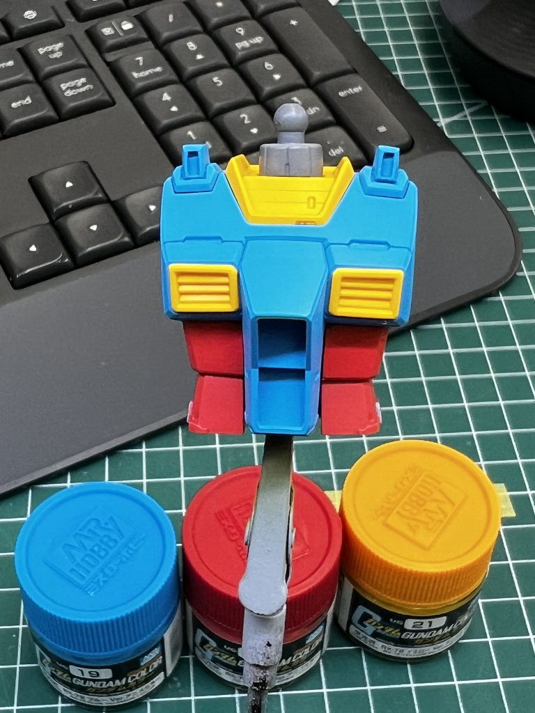白はガイアノーツさんのニュートラルグレーⅡ、赤青黄はクレオスさんのガンダムカラー「RX-78 レッドVer.アニメカラー」、同ブルー、同イエローを塗ってみたら、「あぁこれこれ」と懐かしさを感じる色で嬉しくなりました。せっかくなのでアニメを意識して関節はニュートラルグレーⅢとⅣ、拳をカーキグリーン、銃とランドセルをブルーグレー、盾の裏側も赤く塗るという老害ガノタの欲張りセット