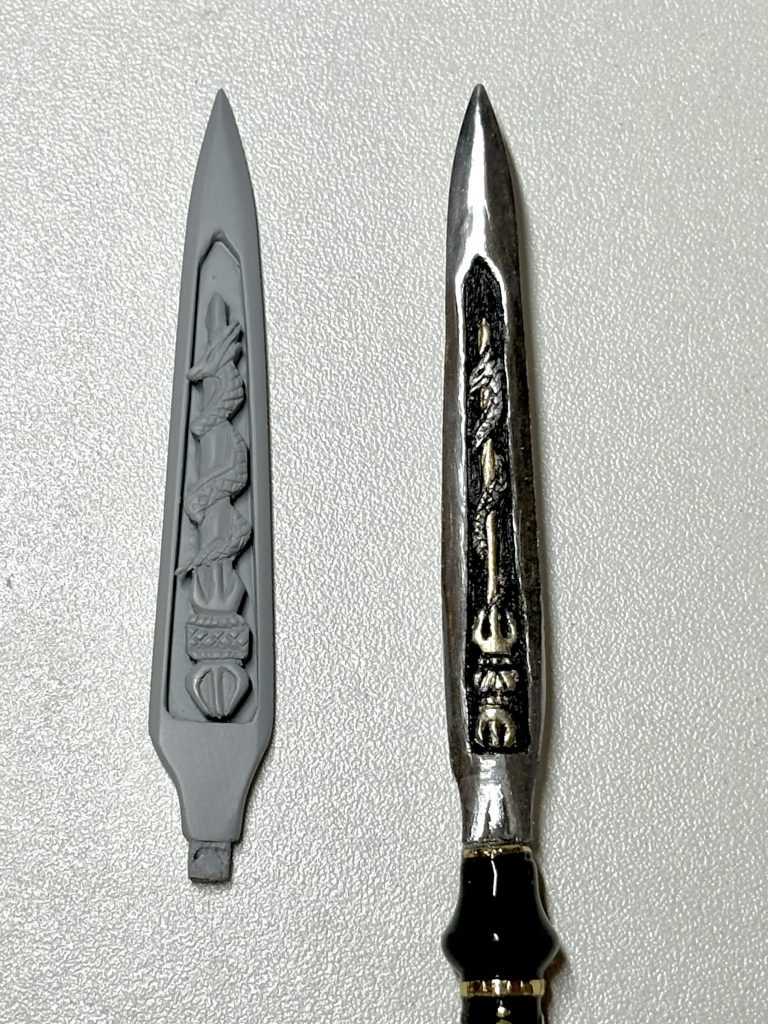 信長所有の本物は国宝となっている天下三名槍の一振り、日本号です！22年冬にSD版(右側)を作ってから約一年後のリベンジ🔥柄は今回もなんちゃって螺鈿細工に挑んでます🕋前回はラメでしたが今回はもう少し本物の工程を意識して貝殻を黒塗りで埋め削り出しています。雰囲気だけ楽しんでください！笑