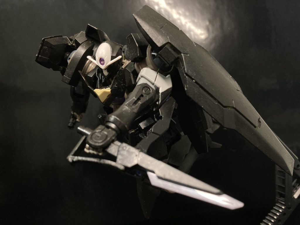 ジンクスから改造されたジンクスIVにスペルビアジンクスが持っているGNクナイを参考に作られたGNダガーを装備した機体という劇中設定になっています