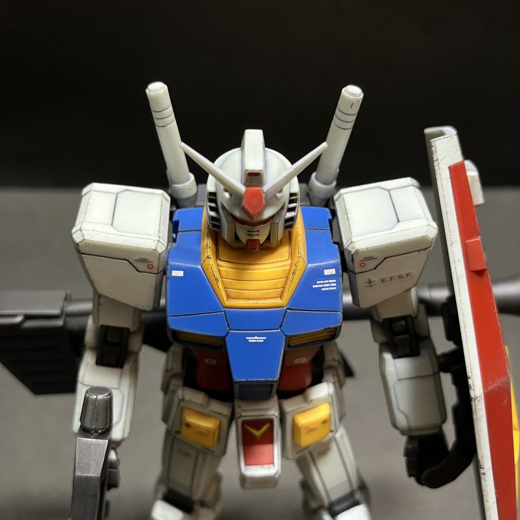 ウェザリング前の半光沢はことごとく厚吹き気味。手元の暗さが原因かと思い、あわててデスクライトを購入して塗装ブースの上に設置。仕上げのつや消しはそれなりに吹けたかと...?なんとなく白い機体に苦手意識が付いてしまった一体となりました。