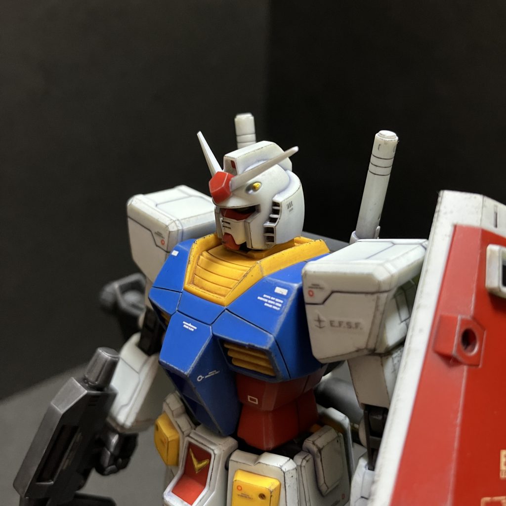 最初に書きましたが、はじめて白い機体を作りました。白いパーツにクリアを吹くのがこんなに難しいとは..... 難しいというか吹けてる吹けてないが全然見えない。老眼のせいも大いにあると思うのですが。