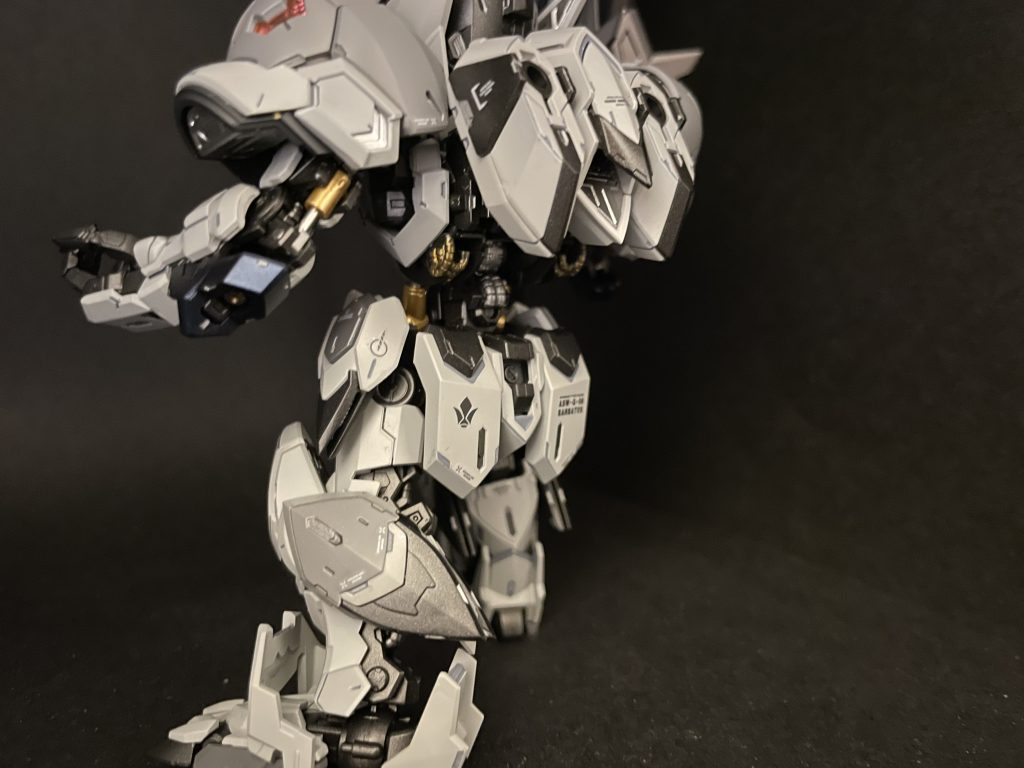 後ろから…塗り分けやらデカールやら、我ながらかっこいい🤤腰アーマーのデカールがお気に入りです🤩