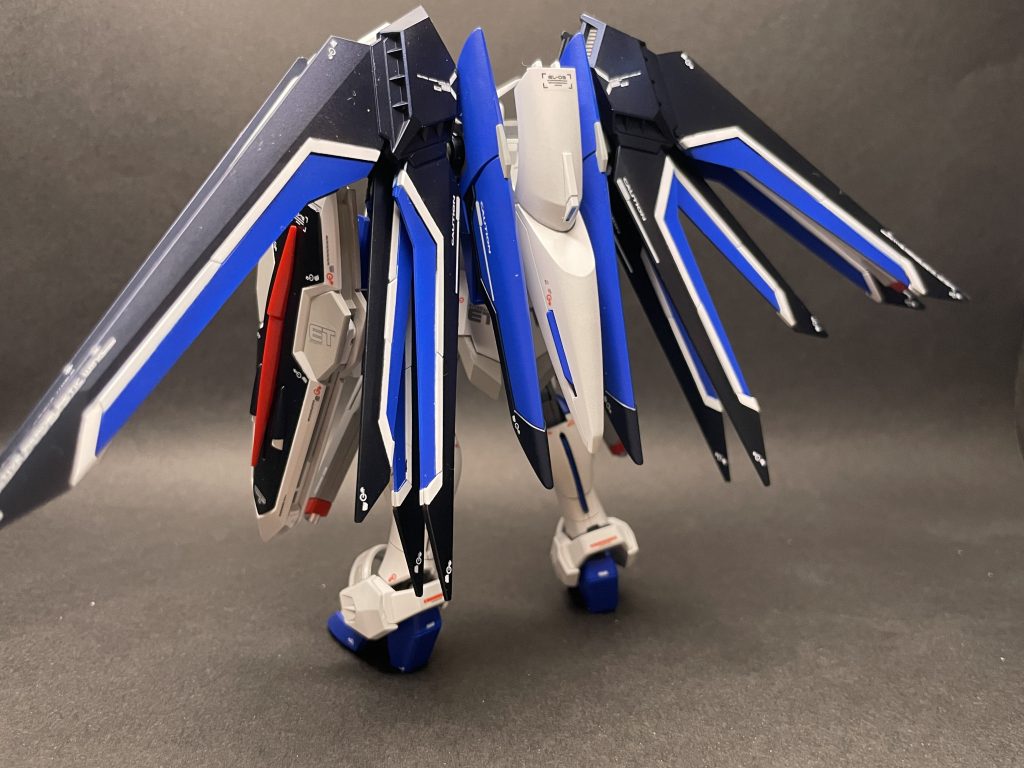 ぐるりと一周。HGの割に塗り分け大変でした😨羽の白…きつかった🤣遠目にはごまかせていると思います!ライフルの塗り分けは筆でやってみましたがこれも難しい。まだまだ修行が足りません。