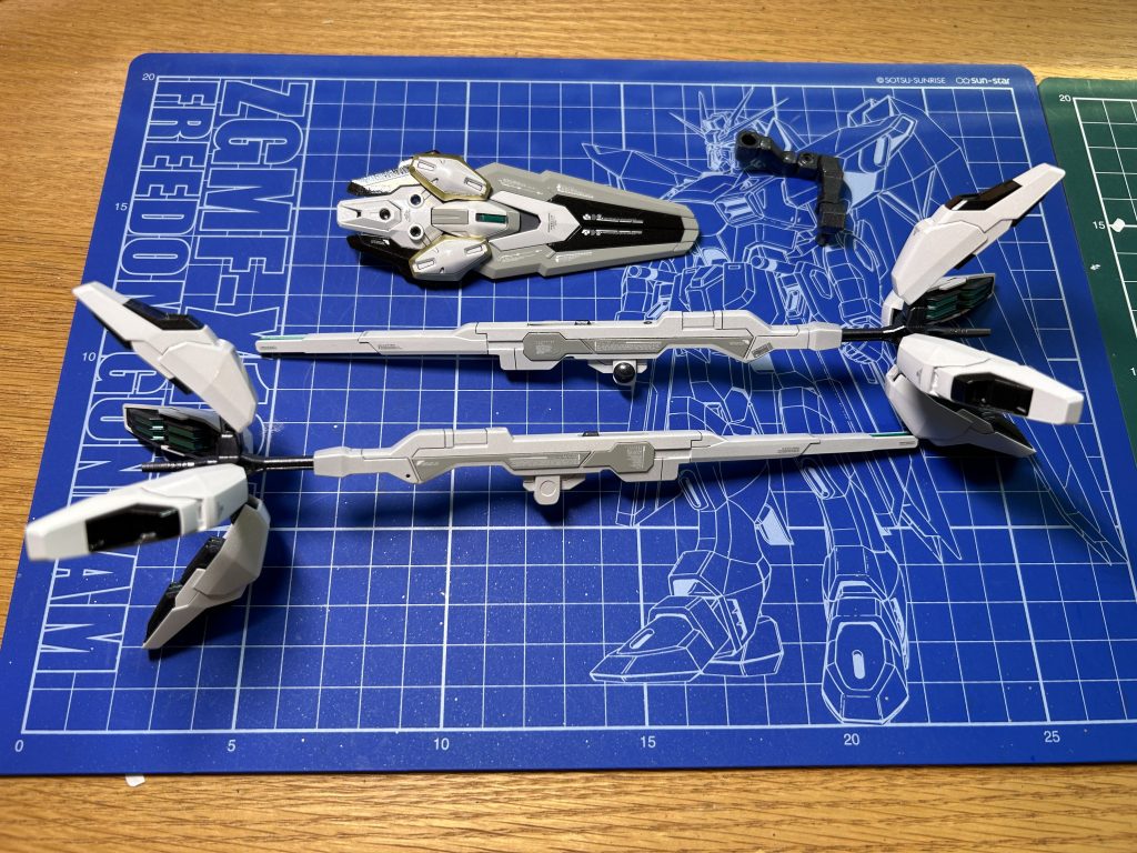 武装一式。左手用のライフルの加工に結構時間がかかりましたが、なんとか完成して良かったです!