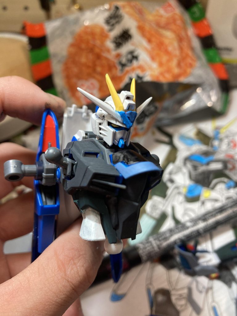 ツインアイをゴールドで塗って蓋を黒くするだけでかなり変わります。
