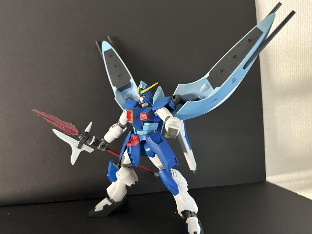 かろうじて有名なポーズを取らせることができますが、肩の改造に失敗し何度も何度もパーツが外れたり肩が降りたりするのでストレスが半端ないです…