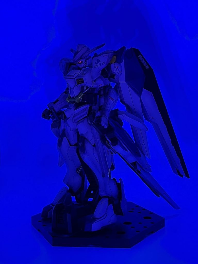 カメラパーツと肩の電源パーツを蛍光ピンクで塗装しているため、ブルーライトで発光します。