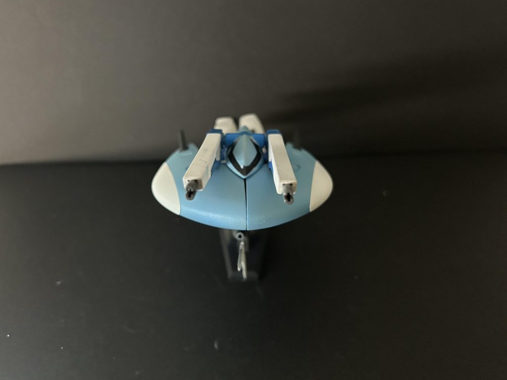 変形します。モノアイ部のレールの塗装に失敗してるのがよく分かる1枚。ほとんど変形はさせないのでモノアイの部分は塗っていません。