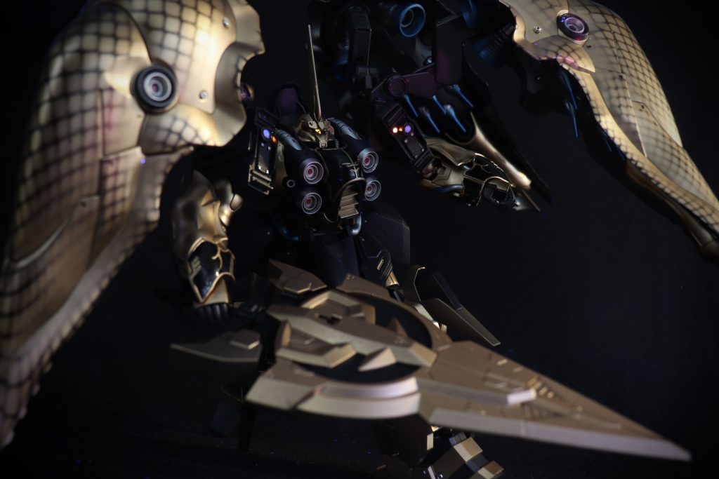 暗闇から『ぬっ』と出てくるイメージ写真バリジスクと守護騎士のイメージを掛け合わせて制作しました。ウロコみたいな模様を出したくて、網タイツをつかい塗装しました。