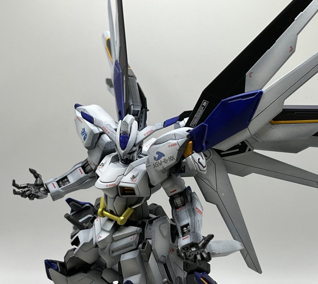 平手を差し出した魔王ポーズ。このポーズがバエルで一番のお気に入り。社外品であるハンドパーツも決まっていますね。