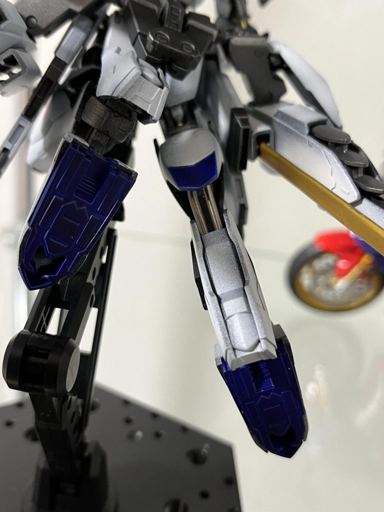 太ももには精密スプリングを利用。写真では見にくいがフレームの大腿部に真鍮線を差し込む。塗装では出せないメタリック感がいいね。