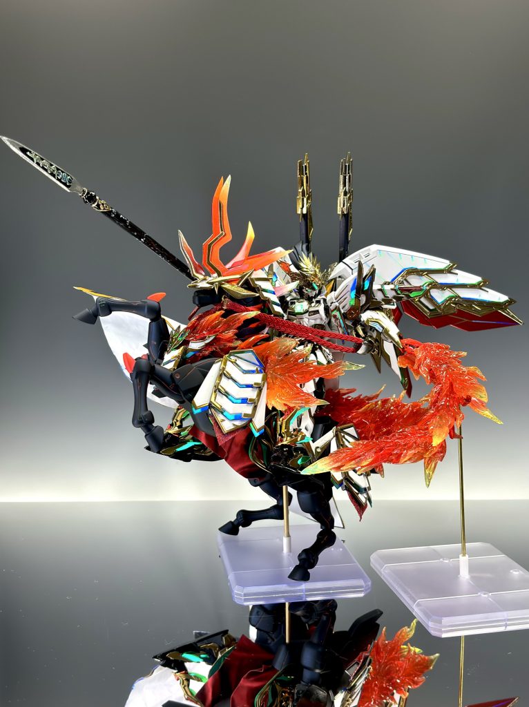 本体は投稿翌日発売のSDWH信長ガンダムエピオン天下無双大将軍のキット画像を頼りに作りました。その為ミキシングできたパーツは軍馬の一部とアブミの一部だけで後はほぼ全てプラ板になります！また軍馬は本家天下無双大将軍＋五月人形を参考に、大将軍版の意匠を想像して製作しました！炎エフェクトは家宝にしているSDXスペドラの炎の剣をレジン複製して積み上げています🔥あと蛍光塗料と初挑戦の電飾でめっちゃ光ります(๑•̀ㅂ•́)و✧笑
