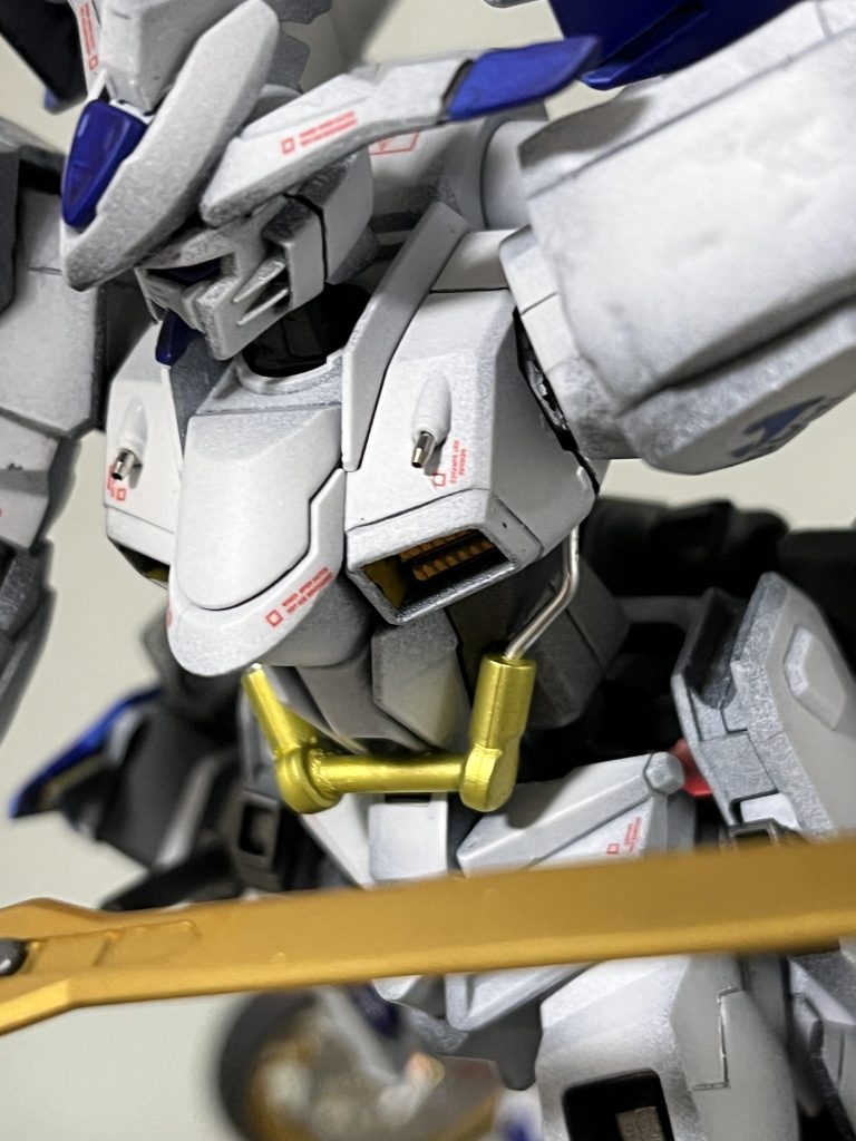 バエルの腹部にある金パイプはプラ棒とコトブキヤのハンドユニットの手首パーツをくっつけて作成。手首パーツに1㎜穴をあけてそこからアルミワイヤーを胸部に接続しガンダムフレームらしさを再現。胸上部にはハイキューパーツ、1.0mmのガンマズルを利用。メタリック感を強調。