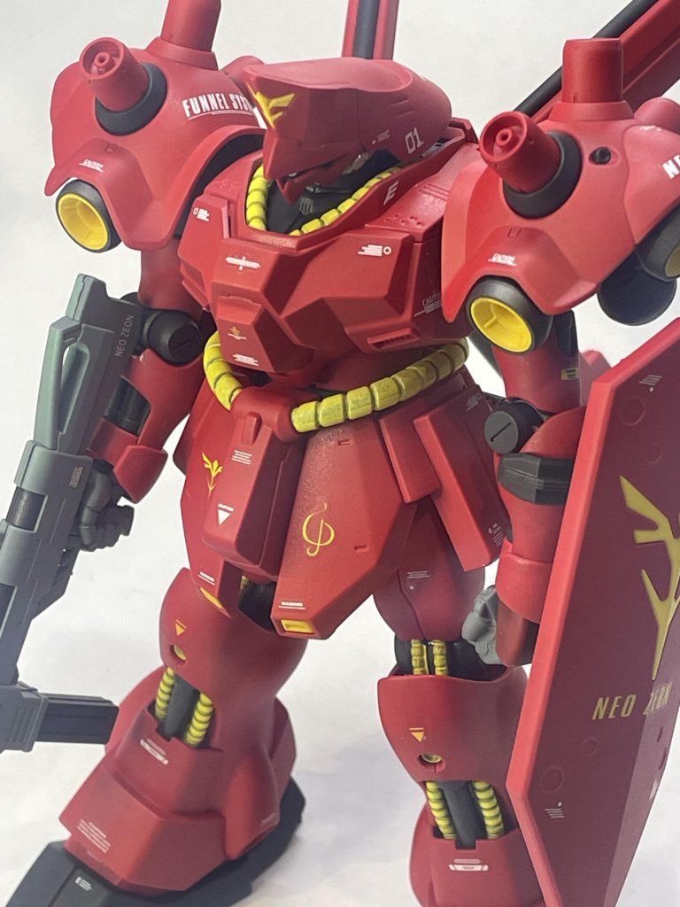 サザビーレッドをベースにハーマンレッドを使い分けて塗装してみましたが、ほとんど誤差程度であまり区別できませんでした。