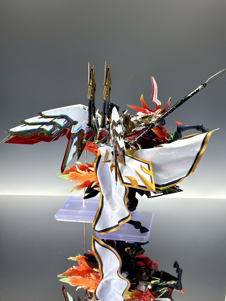 マントは水で柔らかくなり塗装もできるミスティックペーパーを色毎に作って塗装してからボンドで貼り合わせています。これだけでも20パーツ以上あります！