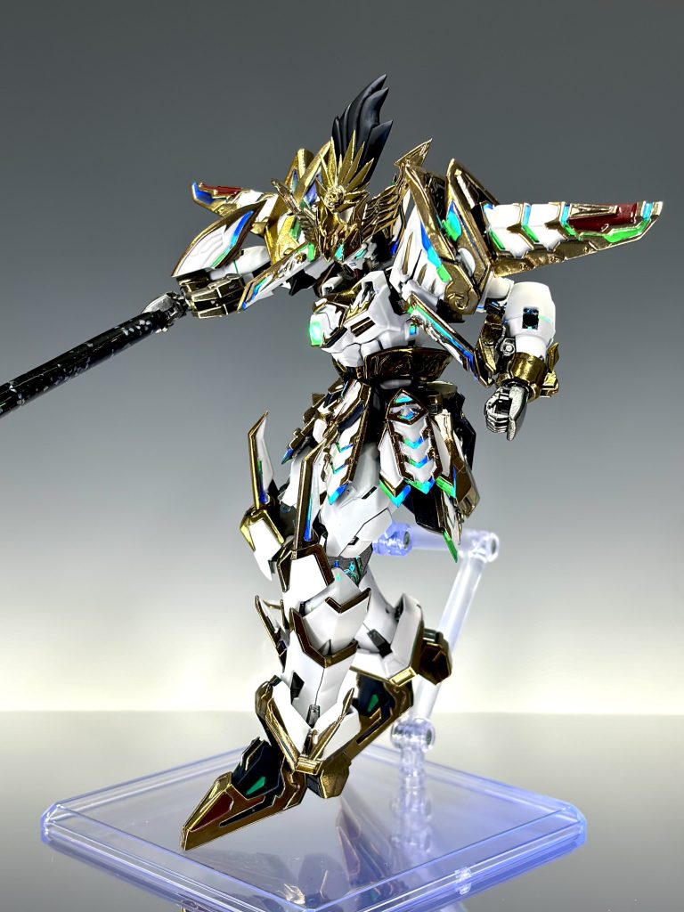 マント無し・単体にて！輝羅鋼の力に呼応して全身が緑に発光するイメージで蛍光塗料をグラデ墨入れしています🌈本家のデザインを出来るだけ真似てみましたが後ろ等分からない所は通常の信長エピオンも参考に大将軍化を想像して作りました！単体だとちょっと龍尊劉備ユニコーンガンダムぽいです🤔