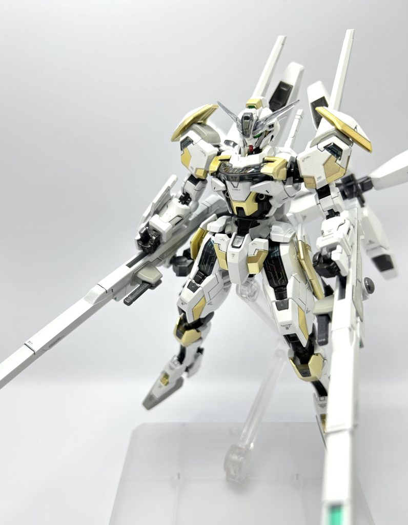 白はタミヤのパールホワイトを使ったのですが、あまりパール感が出ず。難しいですね。。フレームはメタリックブラックで塗装しました。