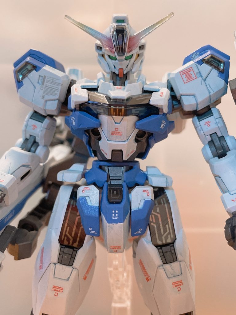 塗装後、一旦半光沢コートをしてフィルタリキッドのシェードブルーでウォッシングとスミ入れをしています白装甲に少し青みが入ることでとてもかっこよくなりいい感じです。デカールももりもり追加しちゃいました(アップにするとモールド掘り直した時のキズを消していないのがバレる&引っ掻いて塗装剥げたところが見えますがそれもご愛嬌)