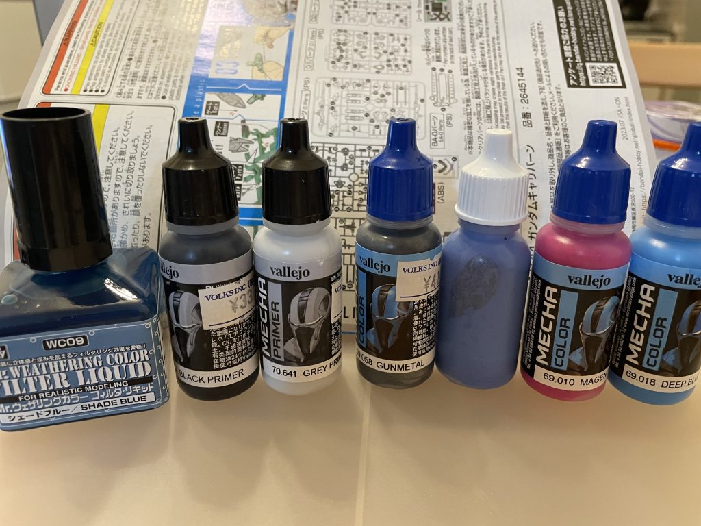 今回利用の塗料たち基本ファレホ筆塗りですメカカラー ガンメタル(関節部等)メカプライマー ブラック メカプライマー GLAY (エスカッシャンなどのグレーの所 適当に混ぜた)メカカラー ディープブルーメカカラー マゼンタ (メインの青部 大体5:1くらい)フィルタリキッド ディープブルー(スミ入れ&フィルタリング)その他のホワイトとイエローは成型色のまま半光沢コートは水性プレミアムトップコート筆塗りでやってます以上長々と駄文 家庭感丸出しの写真たちをご覧頂きありがとうございました。