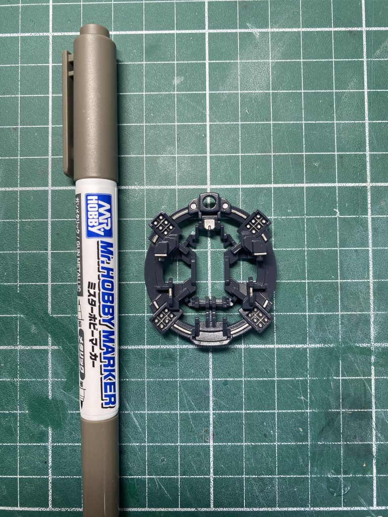 水性最近発売された水性メタリックペンかなり期待していました色乗りと発色もよく、修正も簡単、今回下地へのダメージ一切無しと文句なしの逸品です欠点が悪目立ちするガンダムマーカーがあるもんでペンタイプはなぁ…という感じでしたがこれからの製作にはマストなツールになりました!