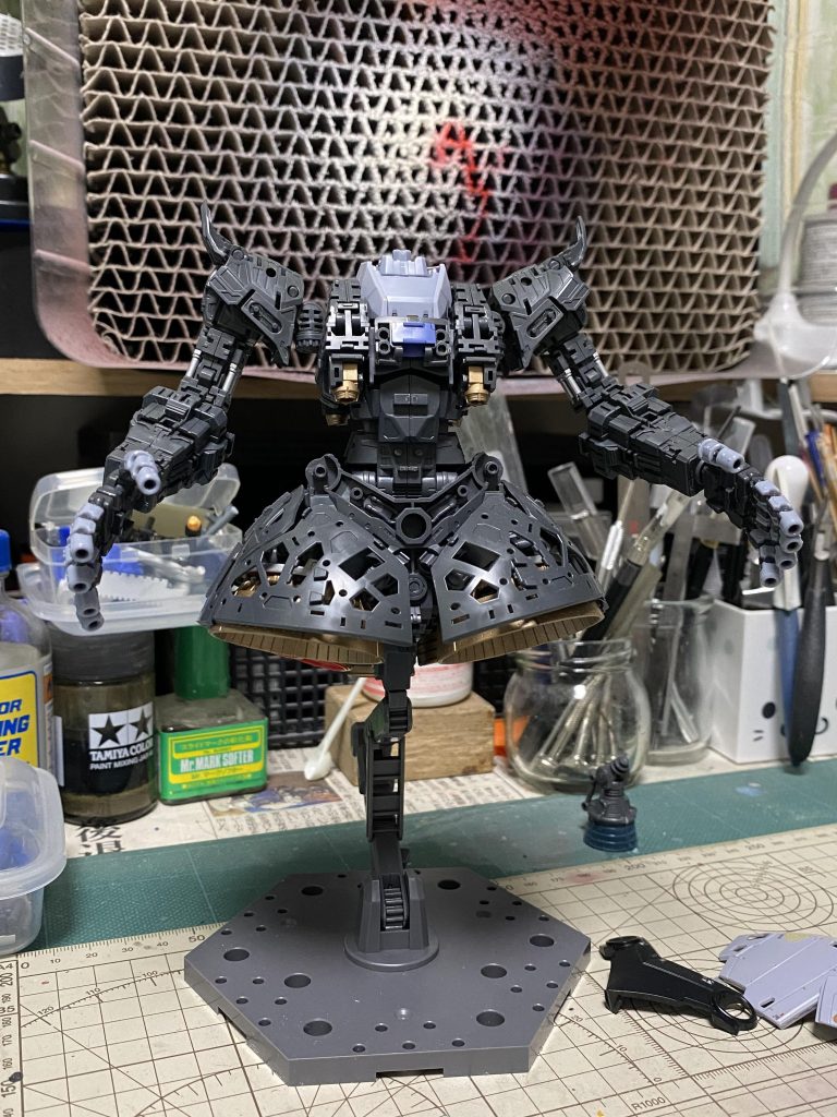 外装パネルシール貼り中。