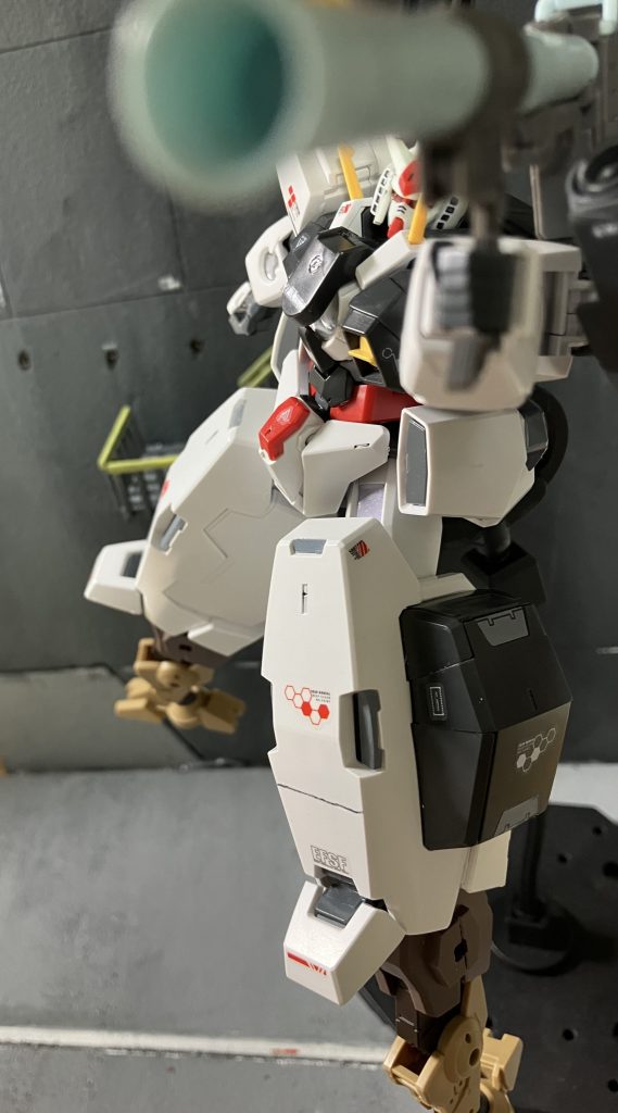 CHICKENガンダムから見て右斜め前にバズーカを打つCHICKENガンダム‼︎足が長いおかげで柔軟性の表現が素晴らしい機体となっております。